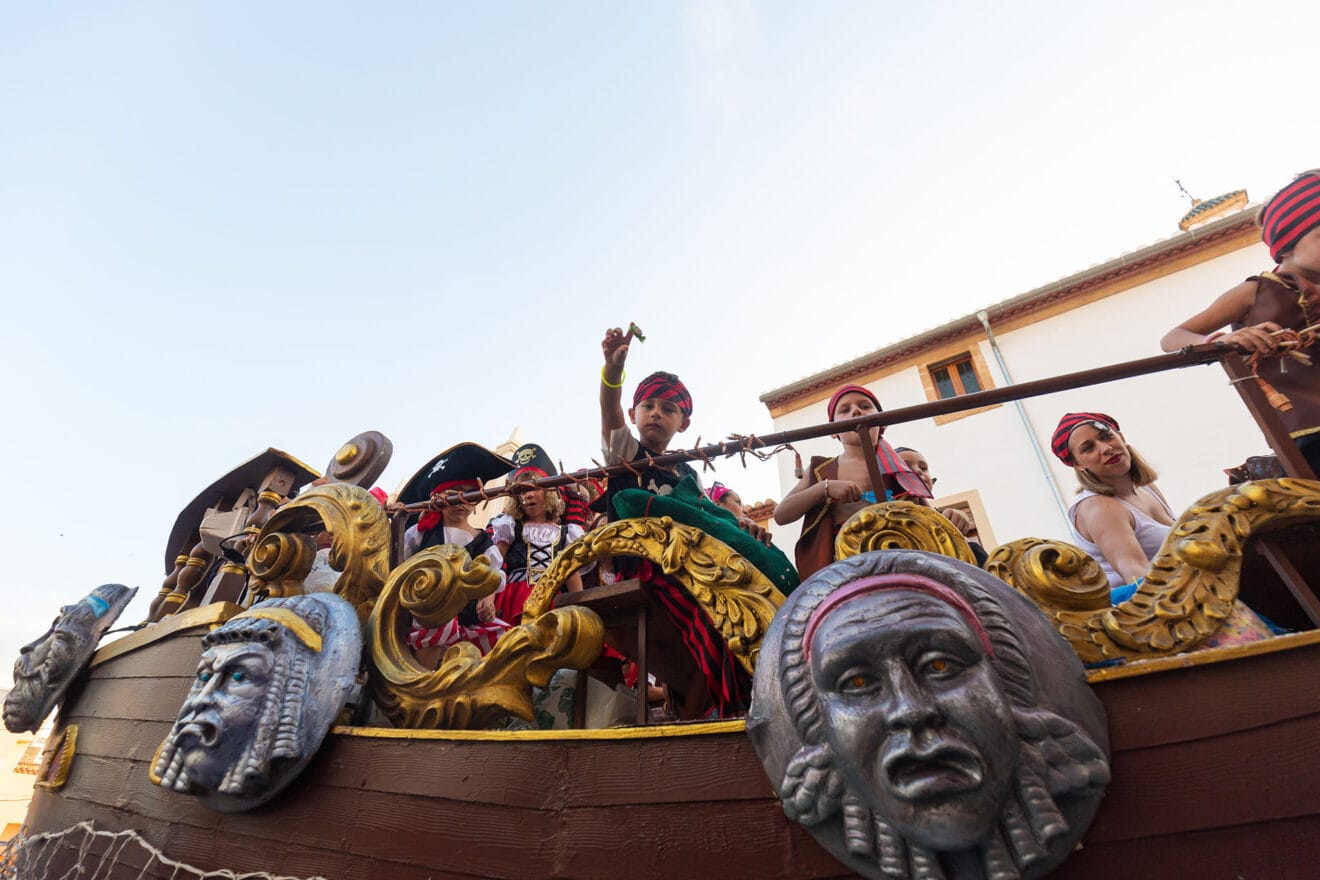Desfile de carrozas y grupos a pie en las fiestas de Gata 43