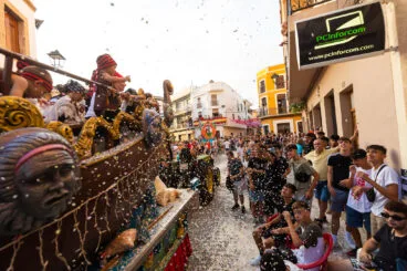Desfile de carrozas y grupos a pie en las fiestas de Gata 45