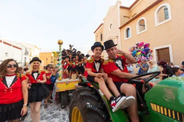 Desfile de carrozas y grupos a pie en las fiestas de Gata 46
