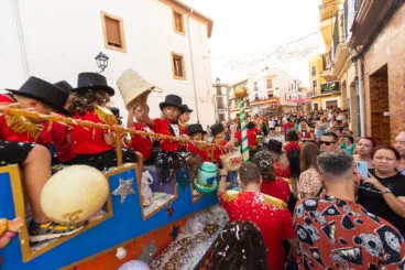 Desfile de carrozas y grupos a pie en las fiestas de Gata 48