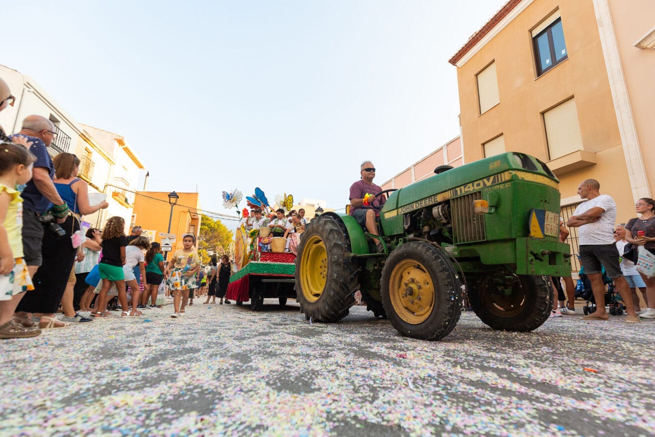 Desfile de carrozas y grupos a pie en las fiestas de Gata 51