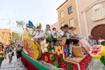 Desfile de carrozas y grupos a pie en las fiestas de Gata 52