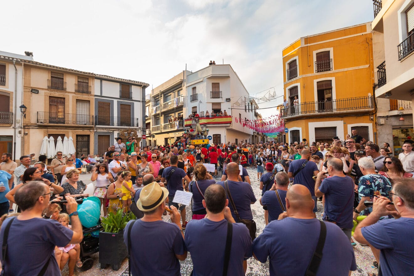 Desfile de carrozas y grupos a pie en las fiestas de Gata 53