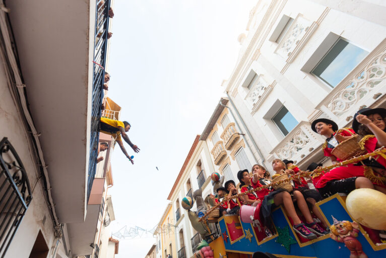 Desfile de carrozas y grupos a pie en las fiestas de Gata 59