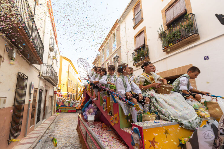 Desfile de carrozas y grupos a pie en las fiestas de Gata 60