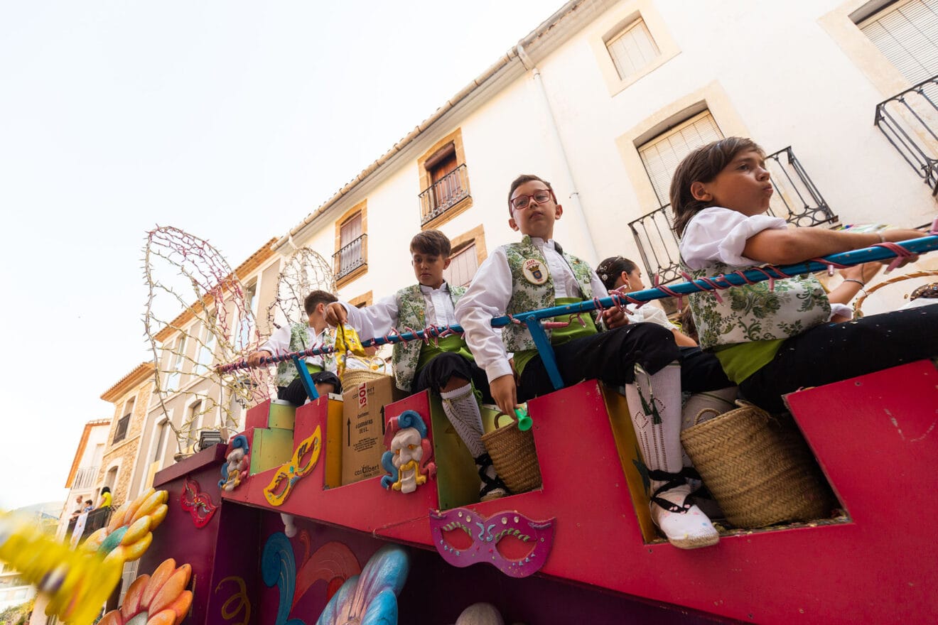 Desfile de carrozas y grupos a pie en las fiestas de Gata 61