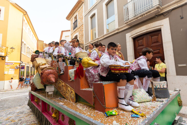 Desfile de carrozas y grupos a pie en las fiestas de Gata 64