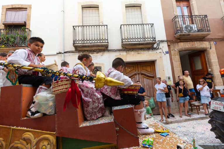 Desfile de carrozas y grupos a pie en las fiestas de Gata 65