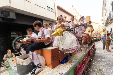 Desfile de carrozas y grupos a pie en las fiestas de Gata 67