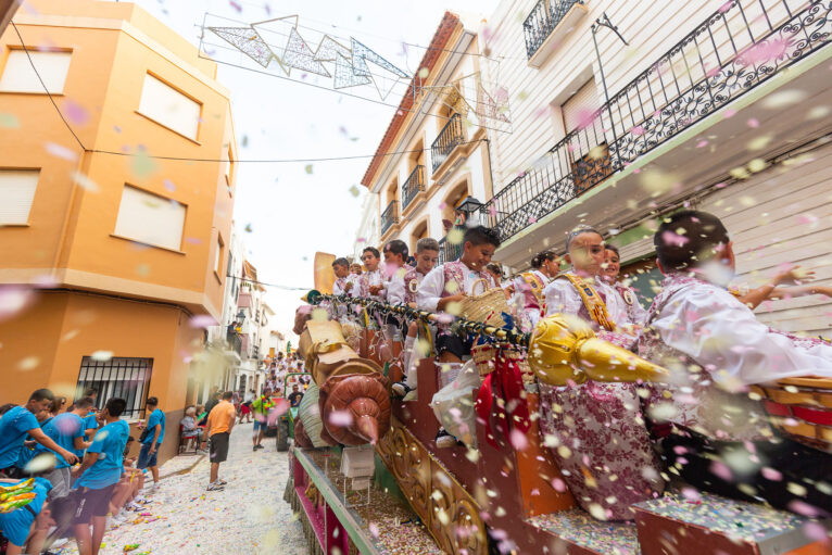 Desfile de carrozas y grupos a pie en las fiestas de Gata 71