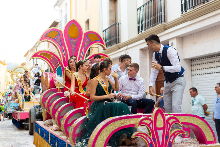 Desfile de carrozas y grupos a pie en las fiestas de Gata 73