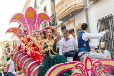 Desfile de carrozas y grupos a pie en las fiestas de Gata 75