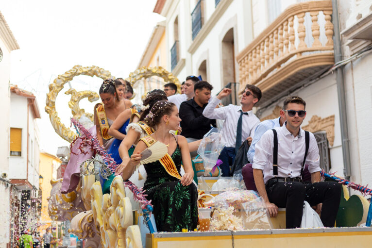 Desfile de carrozas y grupos a pie en las fiestas de Gata 80