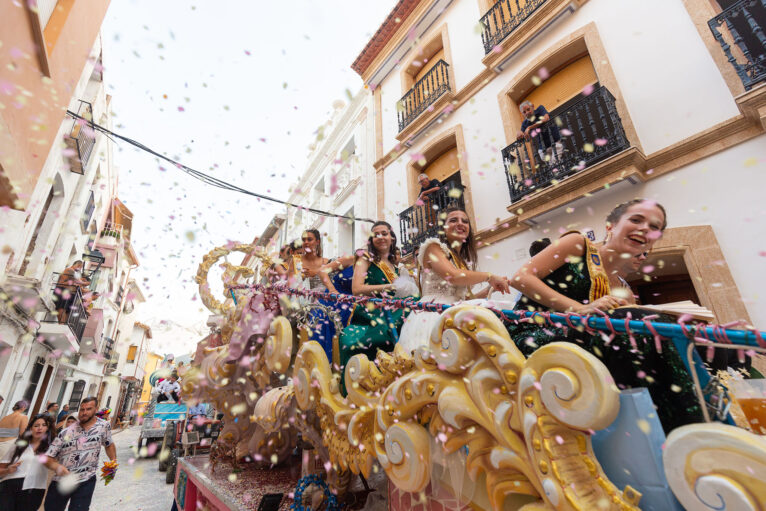 Desfile de carrozas y grupos a pie en las fiestas de Gata 81