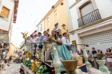 Desfile de carrozas y grupos a pie en las fiestas de Gata 82