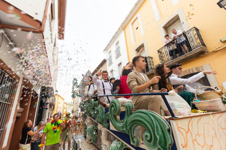 Desfile de carrozas y grupos a pie en las fiestas de Gata 83