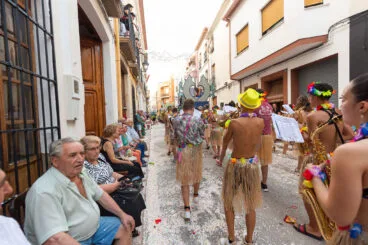 Desfile de carrozas y grupos a pie en las fiestas de Gata 84