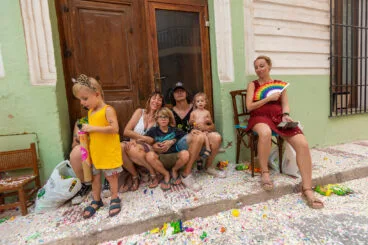 Desfile de carrozas y grupos a pie en las fiestas de Gata 88