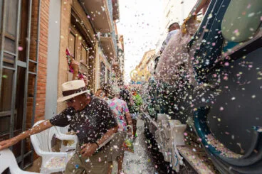 Desfile de carrozas y grupos a pie en las fiestas de Gata 89