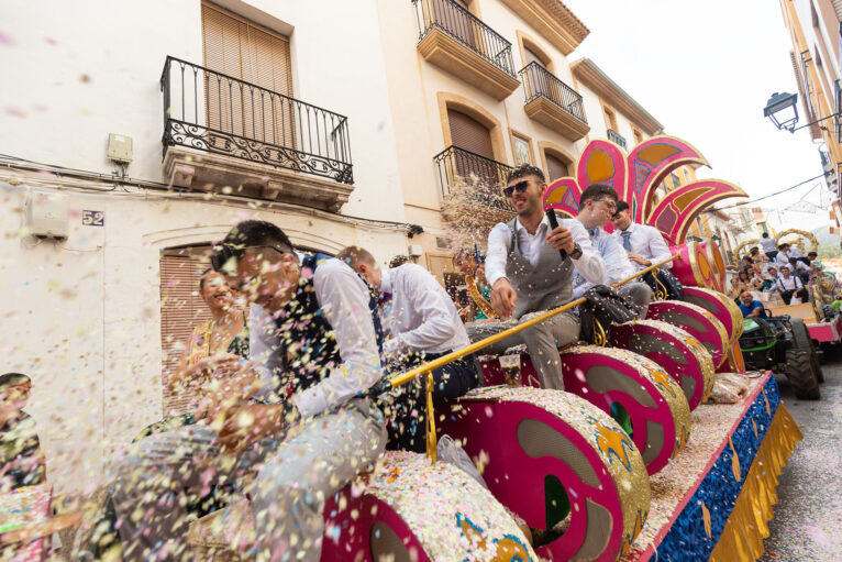 Desfile de carrozas y grupos a pie en las fiestas de Gata 91