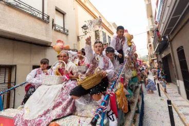 Desfile de carrozas y grupos a pie en las fiestas de Gata 92