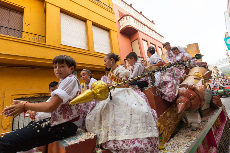 Desfile de carrozas y grupos a pie en las fiestas de Gata 94