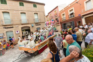 Desfile de carrozas y grupos a pie en las fiestas de Gata 95