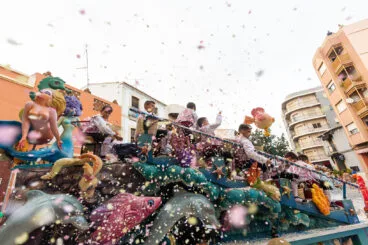 Desfile de carrozas y grupos a pie en las fiestas de Gata 97