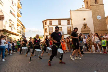 Desfile de carrozas y grupos a pie en las fiestas de Gata 99