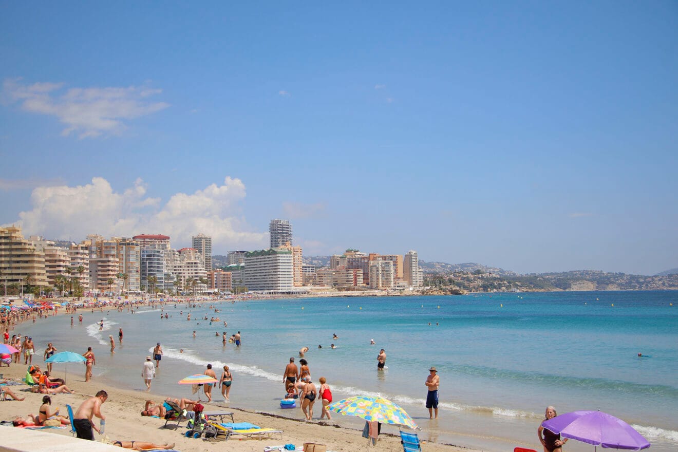 Día de sol en la playa de la Fossa de Calp