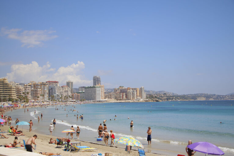 Día de sol en la playa de la Fossa de Calp