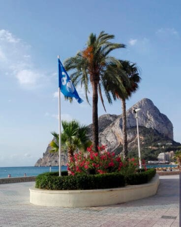 Distintivo de 30 años de bandera azul en la playa de la Fossa de Calp