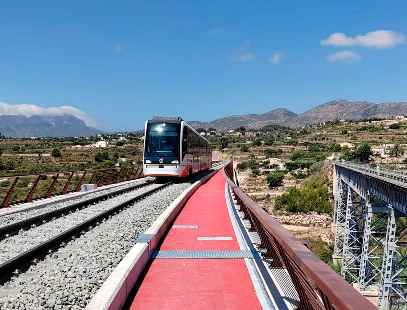 El TRAM circulando por el nuevo viaducto del Quisi de Benissa