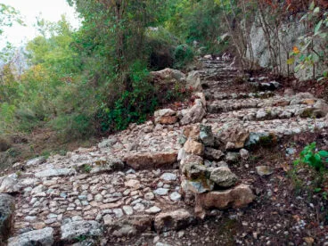 escalera de piedra en seco en la vall de gallinera