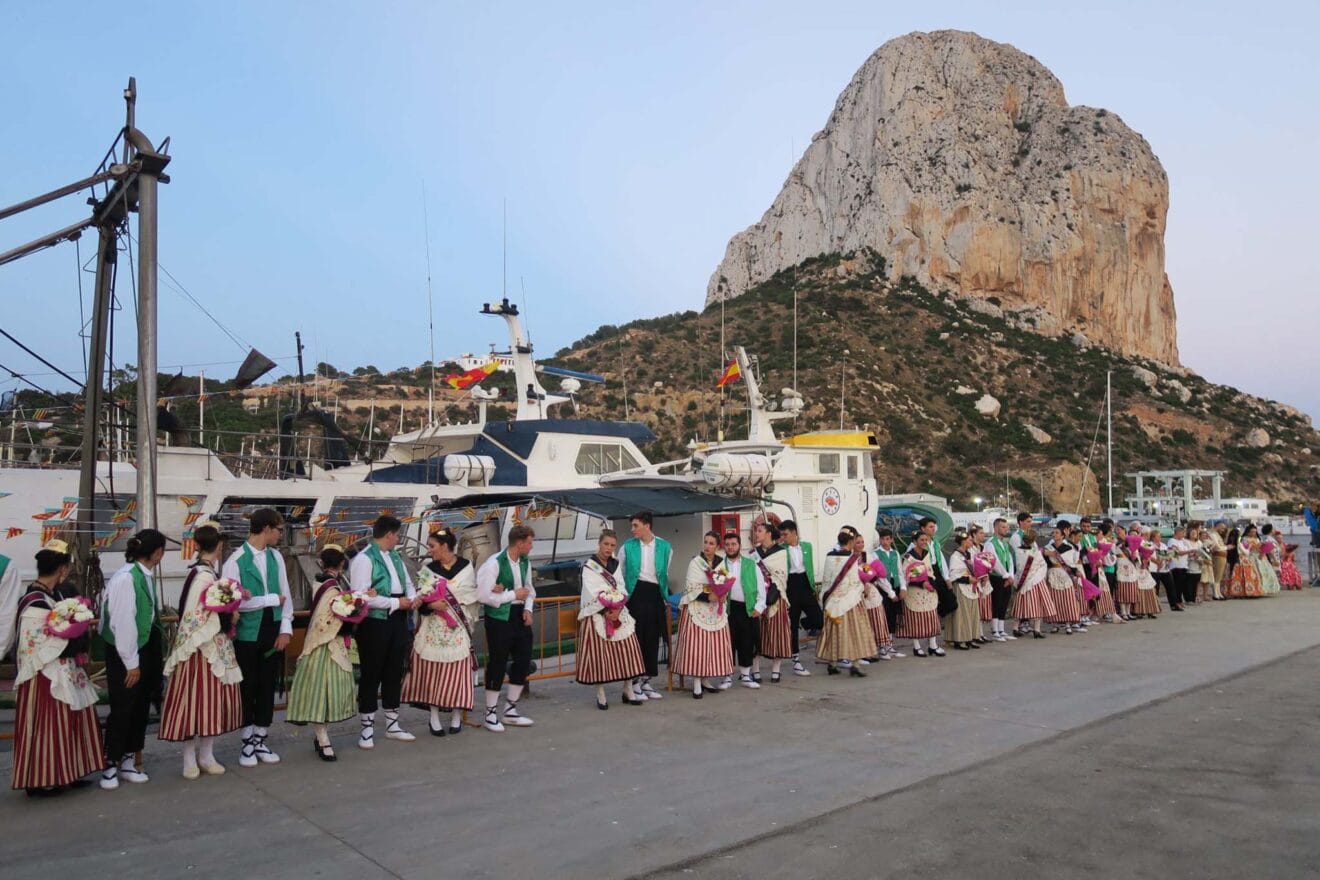 Festeros en la ofrenda a la Virgen del Carmen de Calp