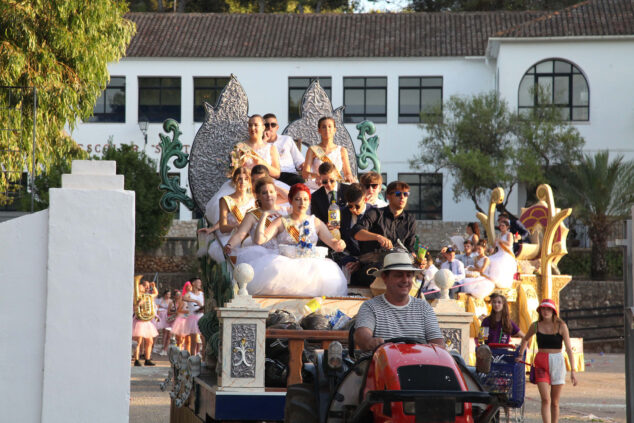 Imagen: Festeros y festeras en la carroza en las fiestas de Gata de Gorgos de 2022