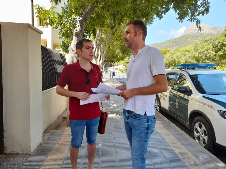 Gerard Fullana y Ximo Perles ante la Guardia Civil de Calp