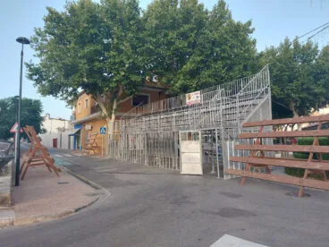 Gradas preparadas en Ondara para las entradas de toros de les Festes Populars de Sant Jaume 2023