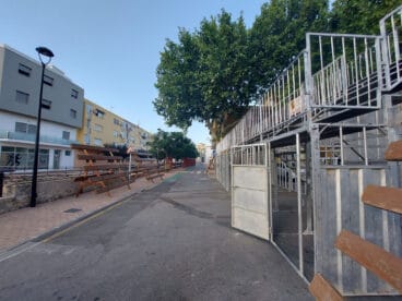 gradas ubicadas en el puente del prado hacia la calle pintor segrelles para las fiestas de sant jaume en ondara