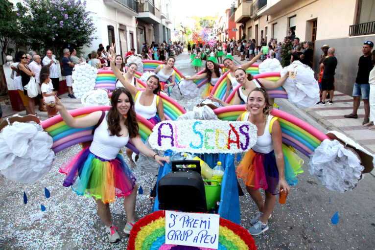 Grupo a pie en el desfile de carrozas de las fiestas de Gata de Gorgos de 2022