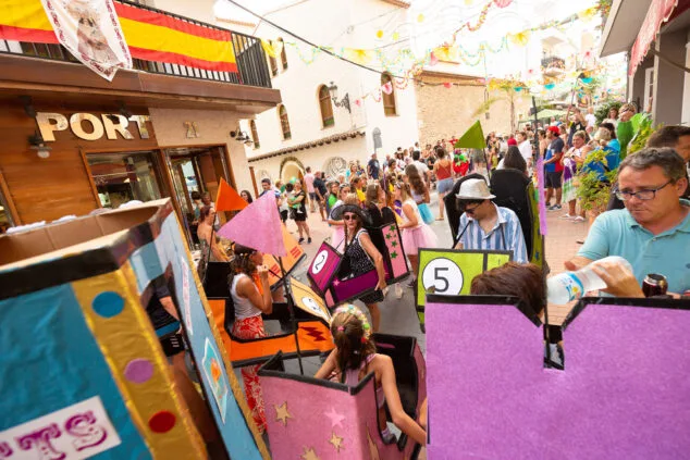 Imagen: Grupo de la cabalgata de disfraces de las fiestas de Moraria