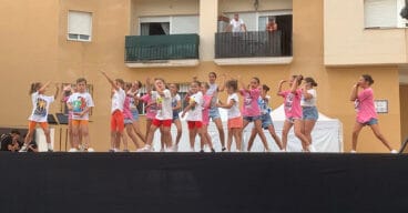 Grupo de la muestra de baile moderno y ballet en las fiestas de Benitatxell
