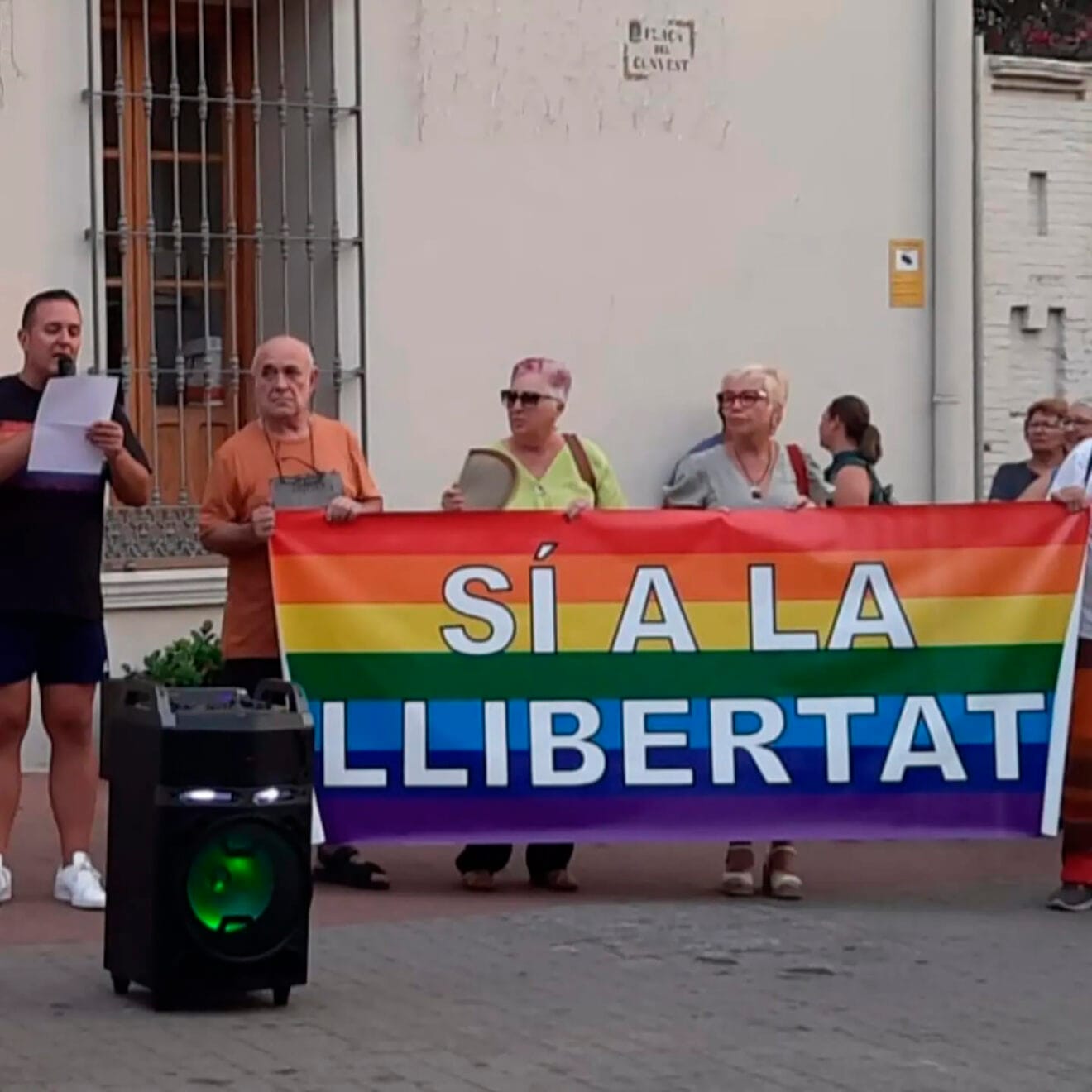 Jovi Lozano en la lectura del manifiesto contra la agresión homófoba en Ondara