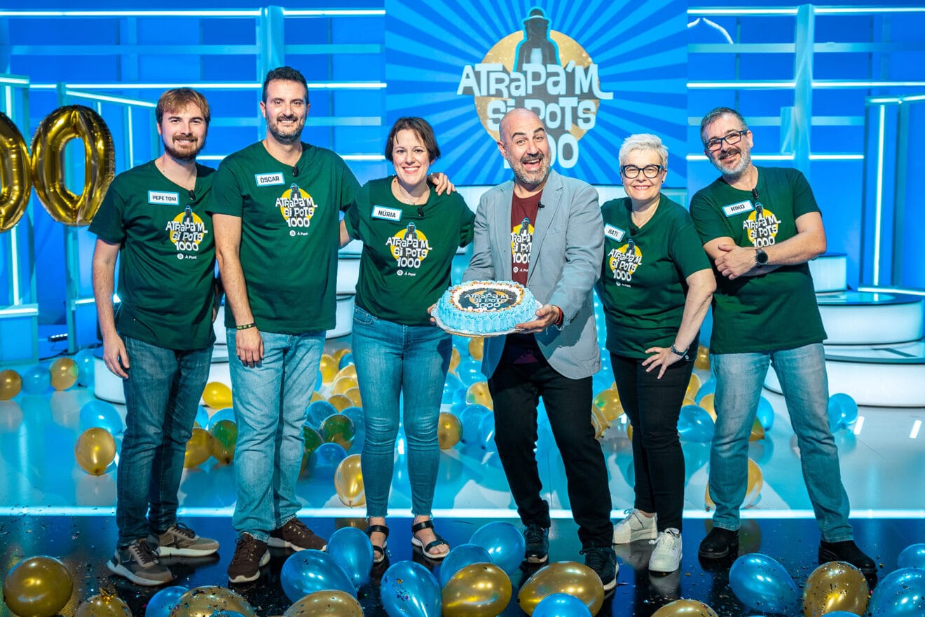 Kiko Jover a la derecha con el resto de concursantes y el presentador de 'Atrapa'm si pots'