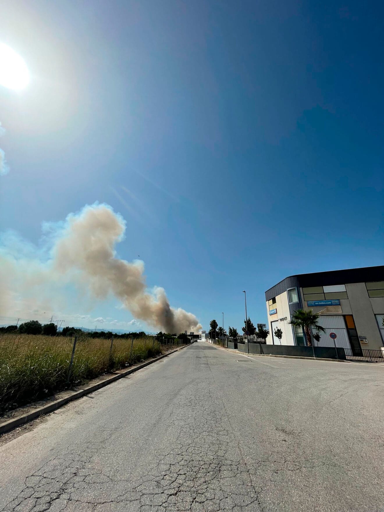 La columna de humo visible desde el inicio del polígono del Verger