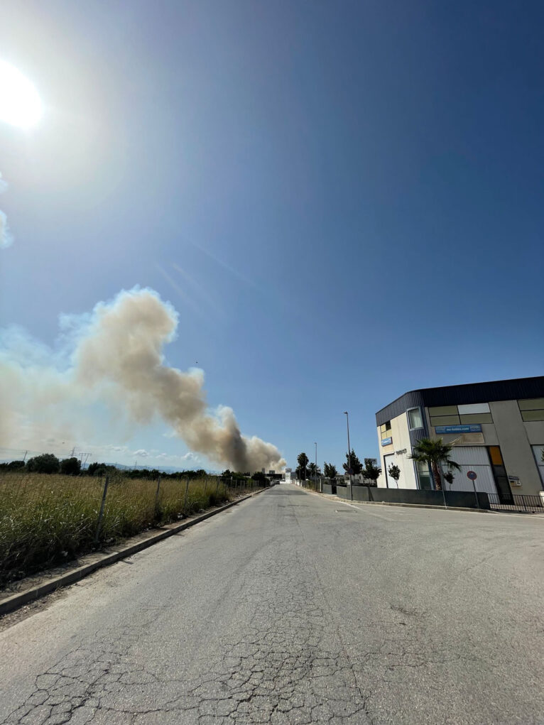 La columna de humo visible desde el inicio del polígono del Verger