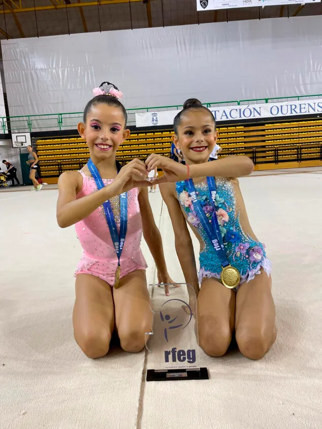 Imagen: Laia Martínez y Lara Ponukalin con el oro y el trofeo de campeonas de España por equipos