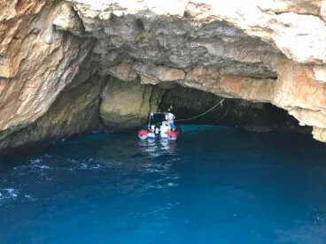 Lancha del Grupo de Exploración Moraig junto a la cueva del Moraig