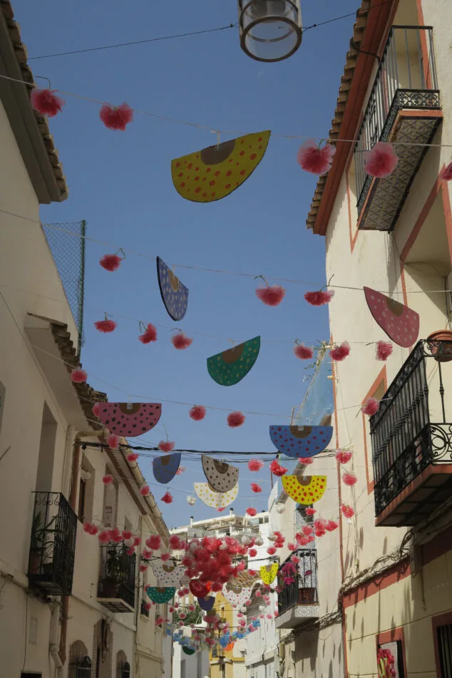 El arte vuelve a colgar sobre las calles de Calp 1 Imagen: Los colores del Mediterráneo será el lema de este año