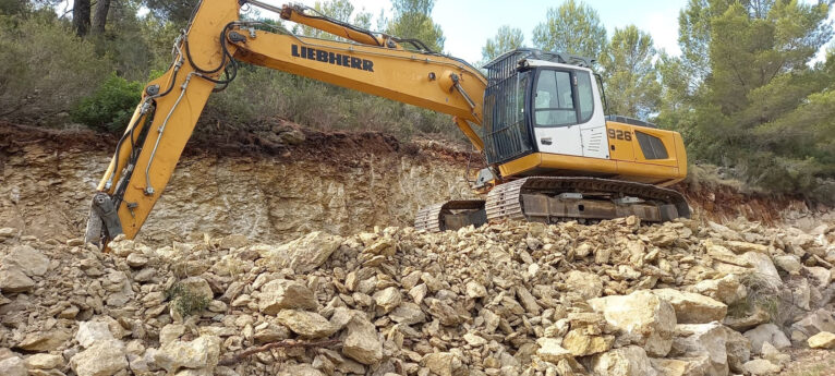 Maquinaria de obras sobre el terreno del macro PAI de Llíber